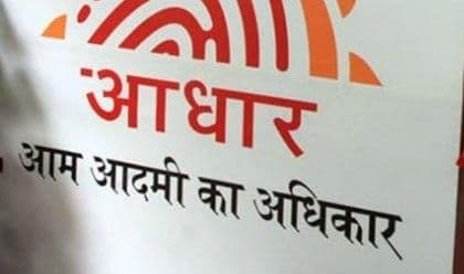 आधार कार्ड नहीं बनने से भोला उरांव की जिंदगी अधर में, इलाज के अभाव में आठ साल से है बिस्तर पर
