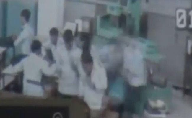 VIDEO: लैब में घुसा छात्र, निकाली पिस्टल और मार दी गोली, देखें वीडियो VIDEO: लैब में घुसा छात्र, निकाली पिस्टल और मार दी गोली, देखें वीडियो