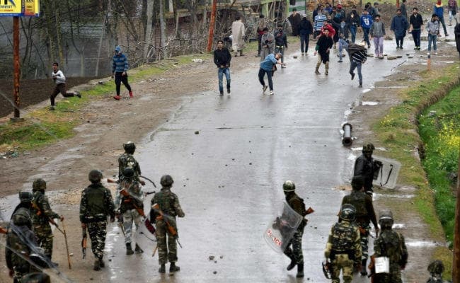 कश्मीर: ईद के दिन भी नहीं माने पत्थरबाज, नमाज के बाद सेना को बनाया निशाना
