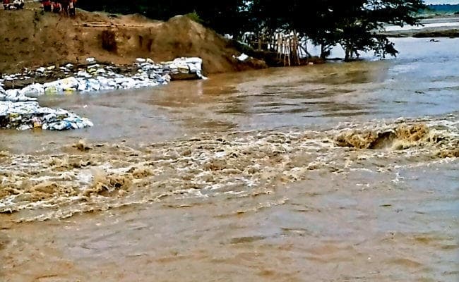 गंडक की बाढ़ से वैशाली में तिरहुत तटबंध में रिसाव, गोपालगंज में रिंग बांध टूटा