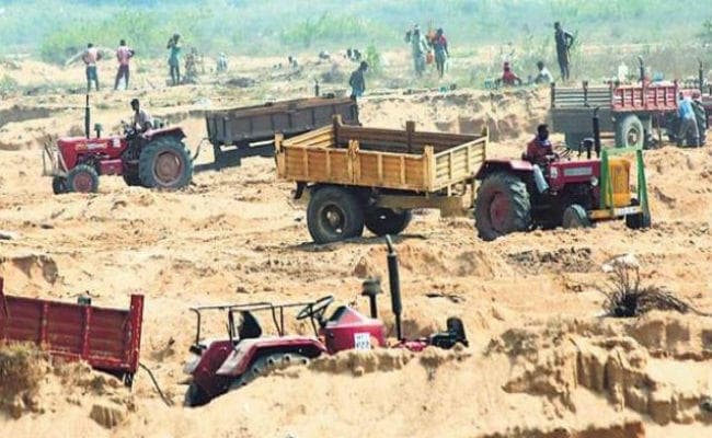 बिहार में अफीम के बाद अब बालू के अवैध धंधे से मजबूत हो रहे नक्सली! अरबों के खेल पर कब्जे की तैयारी बिहार में अफीम के बाद अब बालू के अवैध धंधे से मजबूत हो रहे नक्सली! अरबों के खेल पर कब्जे की तैयारी