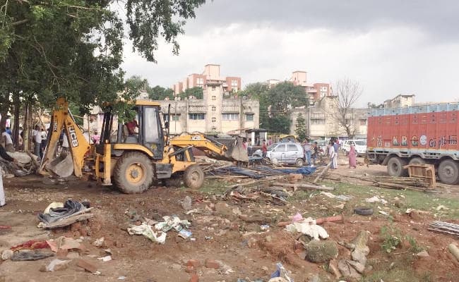 Ranchi : अवैध शराब के कारोबार के खिलाफ प्रशासन की कार्रवाई तेज, 5 गिरफ्तार, डोरंडा में दुकानें तोड़ीं