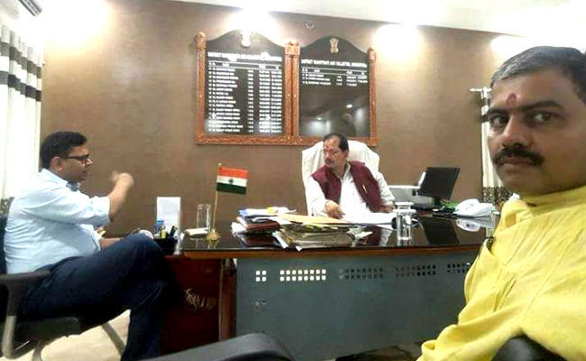डीएम की कुर्सी पर बैठे श्रम मंत्री, तस्वीर वायरल, विपक्ष ने साधा निशाना