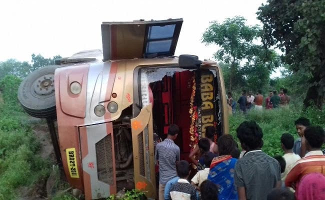 IN PICS : छत्तीसगढ़ से बिहार जा रही बस गढ़वा में पलटी
