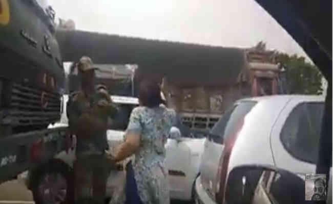 VIDEO : फौजी को बीच सड़क में थप्पड़ मारनेवाली महिला गिरफ्तार, गाड़ी भी हुई सीज