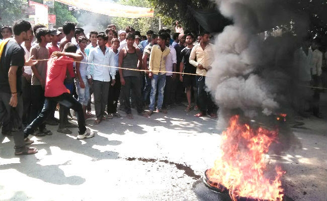 गोपालगंज : हाइटेंशन तार गिरने से महिला की मौत, शव को कंधे पर चार किमी दूर ले जाकर गुस्साये लोगों ने की सड़क जाम