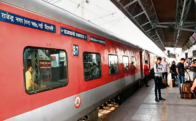 BIHAR : जानिए क्यों फ्लैक्सी फेयर से राजधानी एक्स के यात्री घटे, बर्थ जा रहीं खाली BIHAR : जानिए क्यों फ्लैक्सी फेयर से राजधानी एक्स के यात्री घटे, बर्थ जा रहीं खाली