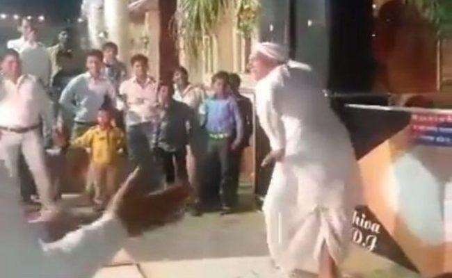 VIDEO में देखें, एक कथित विधायक का ‘आपका क्या होगा जनाबे आली’ गाने पर मस्ती भरा डांस वायरल