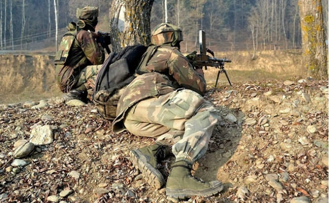 जम्मू कश्मीर : आतकियों ने पुलिस पार्टी पर फेंका ग्रेनेड, सतर्क जवान ने ग्रेनेड को फेंका बाहर, बची कई जानें
