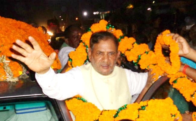 धोखेबाजों को झाड़ू लगा कर गंदगी की तरह साफ कर देना है : शरद