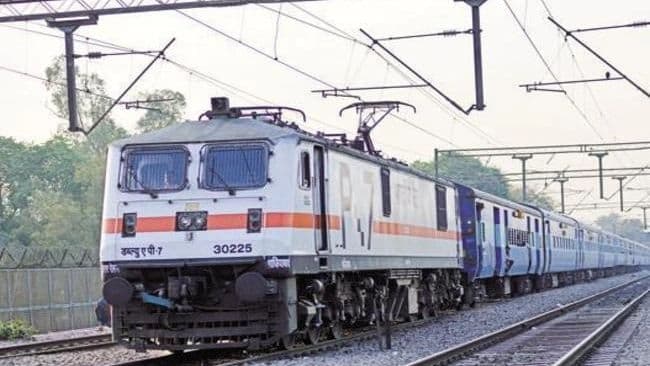 Indian Railways: यात्रा की कर रहे हैं तैयारी तो पढ़ लें यह खबर, रेलवे ने कर दिया है इन ट्रेनों को कैंसिल