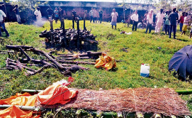 रांची जहरीली शराब से मौत मामला: दो शवों को जलाने की थी तैयारी, श्मशान से उठाकर पोस्टमार्टम के लिए ले गयी पुलिस