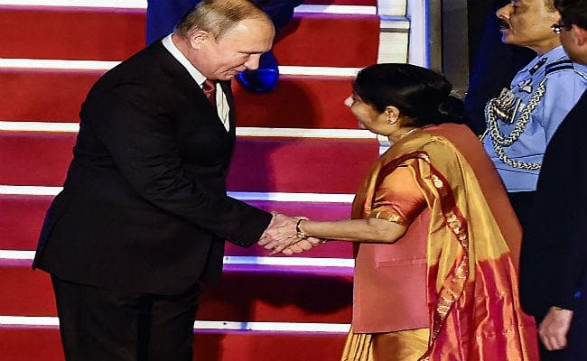 VIDEO : पीएम मोदी के साथ शिखर वार्ता के लिए भारत पहुंचे पुतिन, सुषमा ने की अगवानी