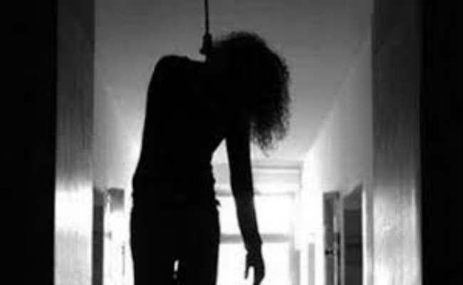 पंखे से लटकी मिली महिला की लाश, पति हुआ गिरफ्तार