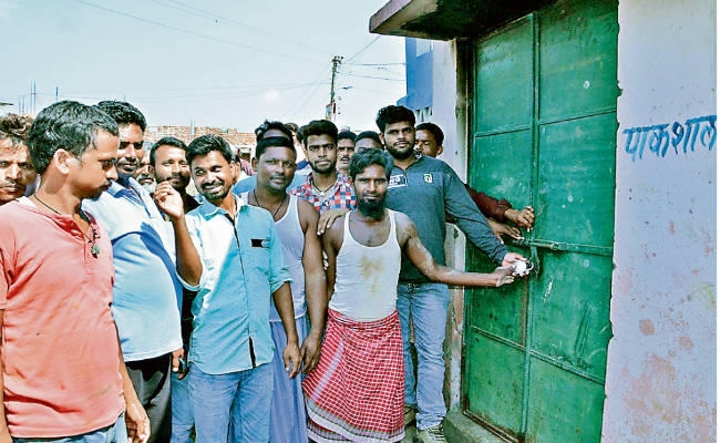 मध्याह्न भोजन पर हंगामा, रसोई में जड़ा ताला, भोजन से वंचित रहे बच्चे