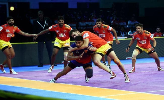 #ProKabaddi: दबंग दिल्ली और गुजरात का मैच बराबरी पर छूटा #ProKabaddi: दबंग दिल्ली और गुजरात का मैच बराबरी पर छूटा