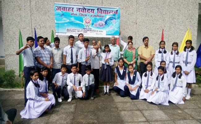 तेलंगाना में एथलेटिक्स प्रतियोगिता में स्वर्ण और कांस्य जीतकर लौटे नवोदय विद्यालय के छात्रों का स्वागत