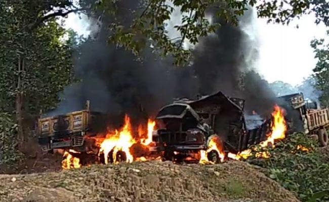 VIDEO : झारखंड में नक्सलियों का तांडव, लोहरदगा में 11 ट्रकों को किया आग के हवाले