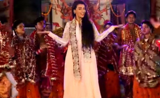 VIDEO: देवी मां के इस गाने में जमकर झूमीं अक्षरा सिंह, पवन सिंह का भजन बजाके…