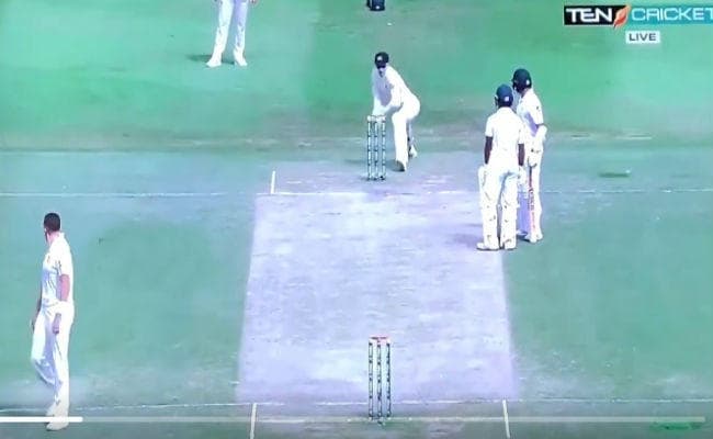 VIDEO : पाक खिलाड़ी पिच के बीच बात करने में थे मशगूल, औस्ट्रेलियाई फिल्डरों ने बिखेर दी गिल्ली