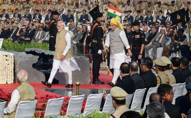 पीएम मोदी ने एक साल में दूसरी बार फहराया तिरंगा, गांधी-नेहरु परिवार पर किया अप्रत्यक्ष हमला