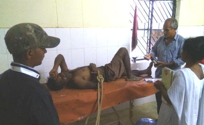 गुमला : हत्या के आरोपी को ग्रामीणों ने पेड़ में बांधकर पीटा, पुलिस ने बचायी जान
