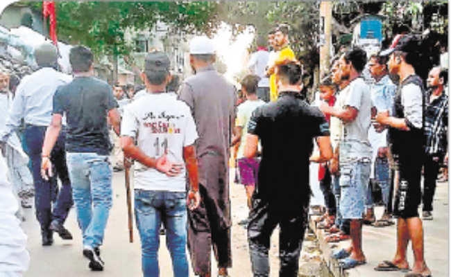 पुराने विवाद को लेकर उलझे दो गुट, पथराव व बमबाजी, रणक्षेत्र बना इकबालपुर, ईंट-पत्थर फेंके, बम के छर्रे से तीन युवक जख्मी