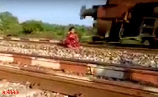 लाल सलवार सूट ने बचायी खुदकुशी करने गयी महिला की जान, …जानें कैसे बची जान?