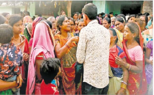 झांसा देकर ले गया था ठेकेदार, नहीं मिल रही थी मजदूर, सऊदी अरब में फंसे आठ मजदूर लौटे झांसा देकर ले गया था ठेकेदार, नहीं मिल रही थी मजदूर, सऊदी अरब में फंसे आठ मजदूर लौटे