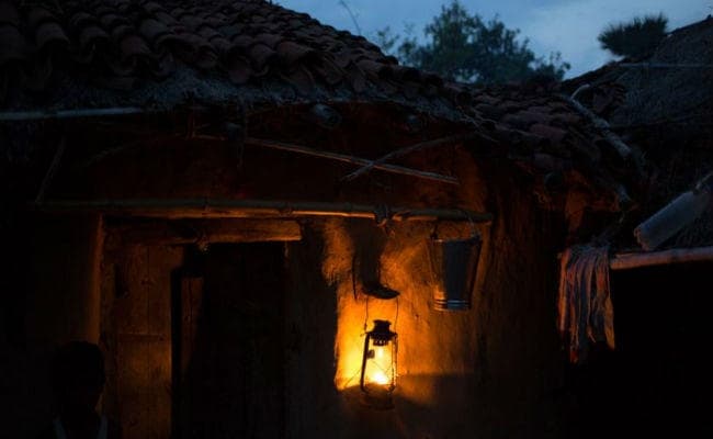 गुमला : आदिम जनजाति गांवों का हाल, एक साल से बिजली नहीं एजेंट वसूल रहे हैं पैसा