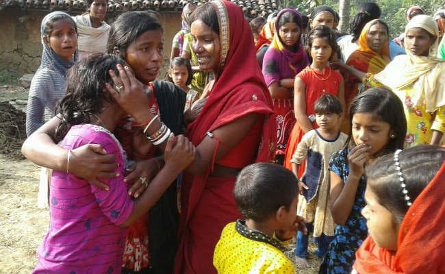 देवघर : रात के 2 बजे महगामा में अनियंत्रित ट्रक घर में घुसा, मां-बेटे की मौत