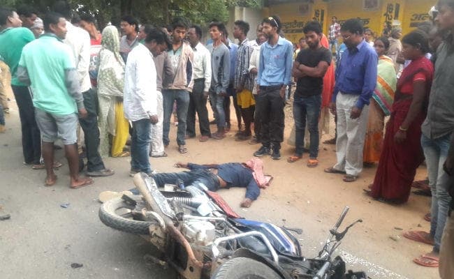 गुमला : दो बाइक में भिड़ंत, बिजली विभाग के प्रोजेक्ट मैनेजर की मौत, तीन लोग घायल