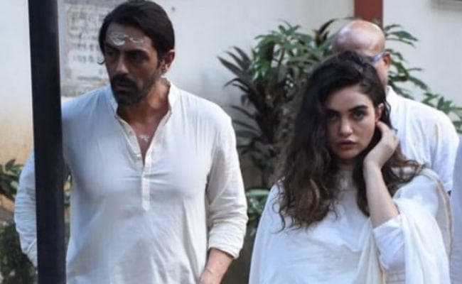 अर्जुन रामपाल की मां का निधन, अंतिम संस्कार में शामिल हुए ये सेलेब्स