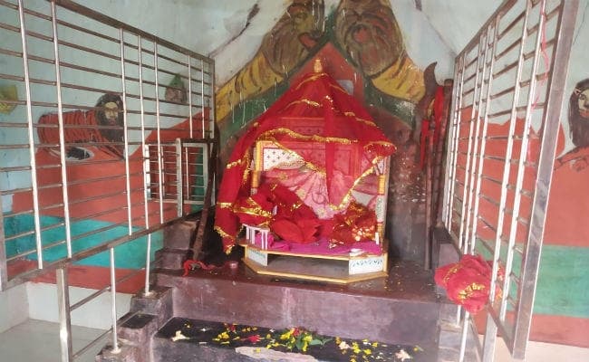 सिमडेगा : कुरडेग कदम टोली में प्राचीन दुर्गा मंदिर से अष्टधातु व सोने की मूर्ति चोरी