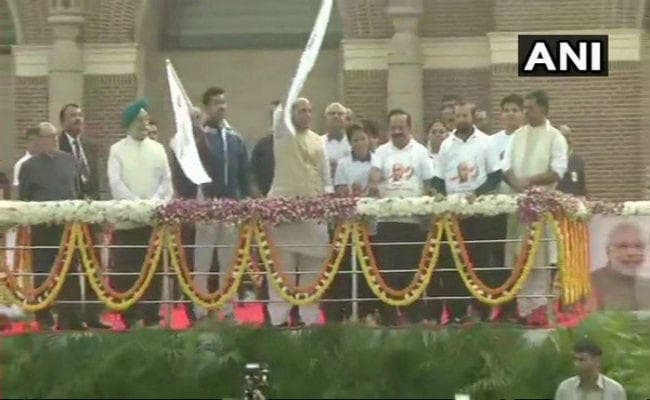 गृहमंत्री राजनाथ सिंह ने ‘रन फॉर यूनिटी” को हरी झंडी दिखा कर रवाना किया