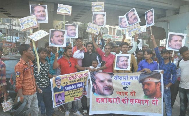 खेसारी लाल यादव के समर्थन में सड़क पर निकले कलाकार