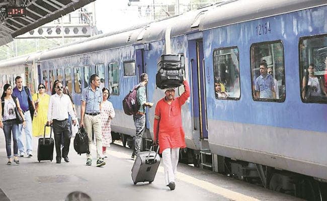 2019 की होली में उठाना है Flexi Fare का लाभ, तो 120 दिन पहले बुक कराना होगा ट्रेनों का टिकट