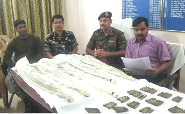 पलामू पुलिस ने माओवादियों के छुपाकर रखे हथियारों का जखीरा किया बरामद