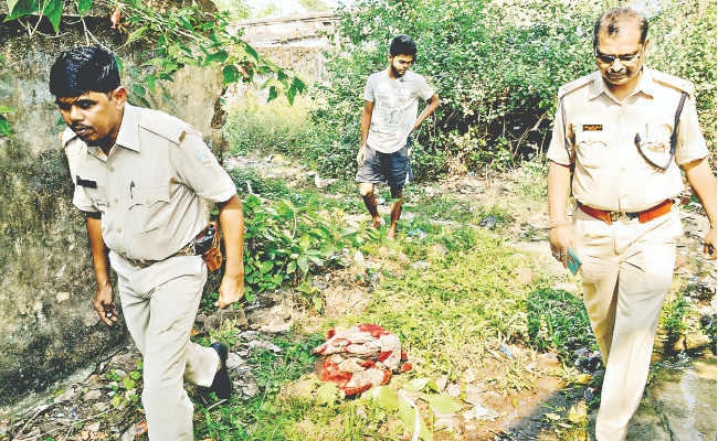 साकची थाना कैंपस के खंडहर क्वार्टर में मिली सड़ी गली लाश, एक साल से बंद है क्वार्टर