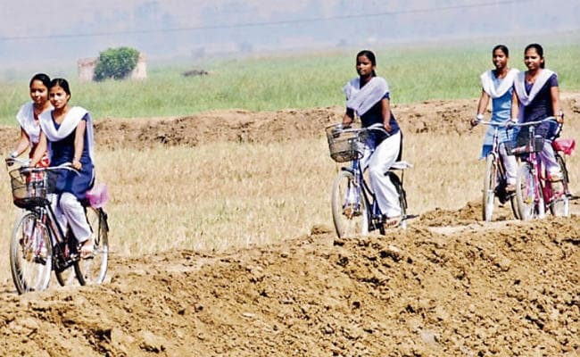 पटना : पांच जिलों की लापरवाही से अटकी साइकिल-पोशाक योजना