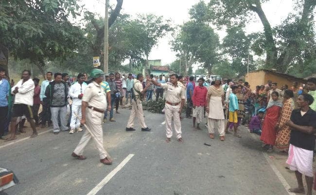 कार ने स्कूटी को मारी ठोकर, एक की मौत, कार चालक को पीट-पीटकर किया अधमरा