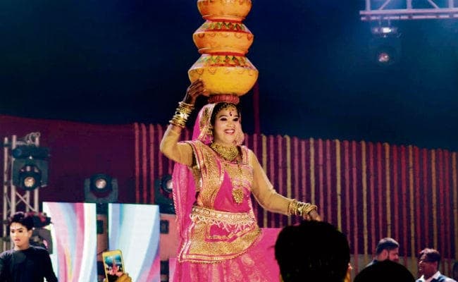 …जब सपना चौधरी के डांस पर थिरके बेगूसराय के श्रोता, रात भर गीत व नृत्य पर झूमते रहे लोग