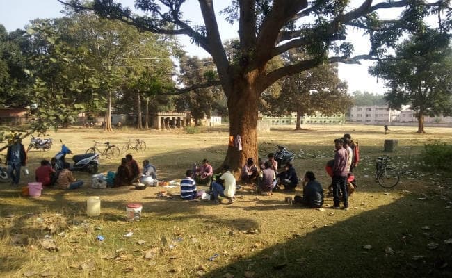 गुमला : स्कूल के सामने हड़िया बाजार, बगल में कस्तूरबा गांधी आवासीय बालिका विद्यालय भी