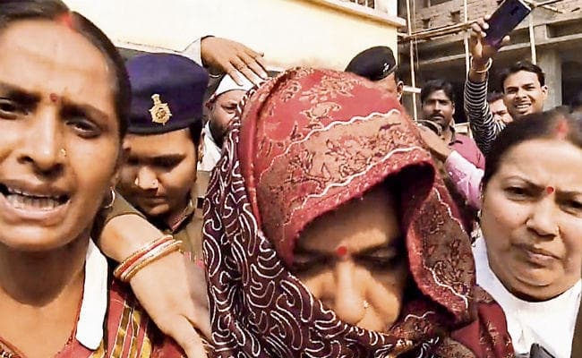 बेगूसराय आर्म्स एक्ट मामला : …जब पूर्व मंत्री मंजू वर्मा ने किया सरेंडर, अपने चेहरे को ढक कर ऑटो से मंझौल कोर्ट पहुंचीं