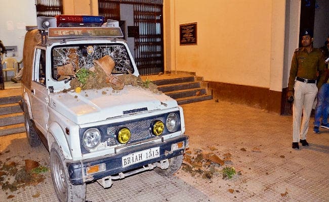 पटना : महिला ने जमकर हंगामा किया, कांस्टेबल से की मारपीट, पुलिस जीप पर पथराव कर किया क्षतिग्रस्त