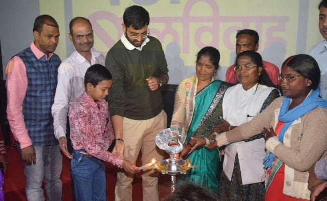 बाल विवाह पर चर्चा के लिए ब्रेकथ्रू गांव में लाया मोबाइल थियेटर, दिखायी गयी फिल्म