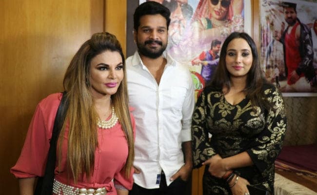 भोजपुरी फिल्‍म ‘रानी वेड्स राजा’ के म्‍यूजिक लांच पर रानी चटर्जी ने राखी सावंत संग लगाये ठुमके