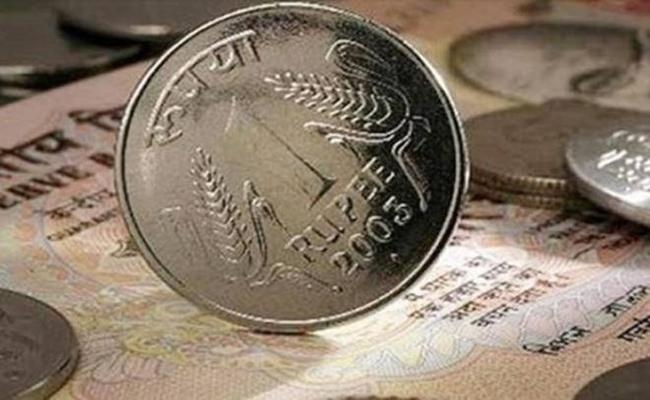 कच्चे तेल की कीमतों में नरमी से तीन महीने के उच्चतम स्तर पर पहुंचा रुपया