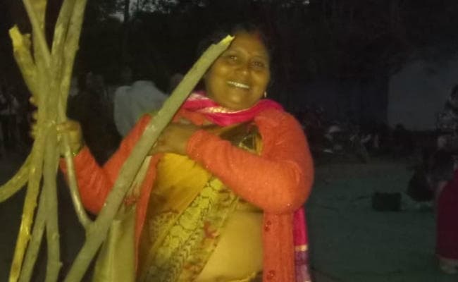 ”घेरा डालो डेरा डालो” भोजन के लिए लकड़ी चुनकर ला रहे पारा शिक्षक