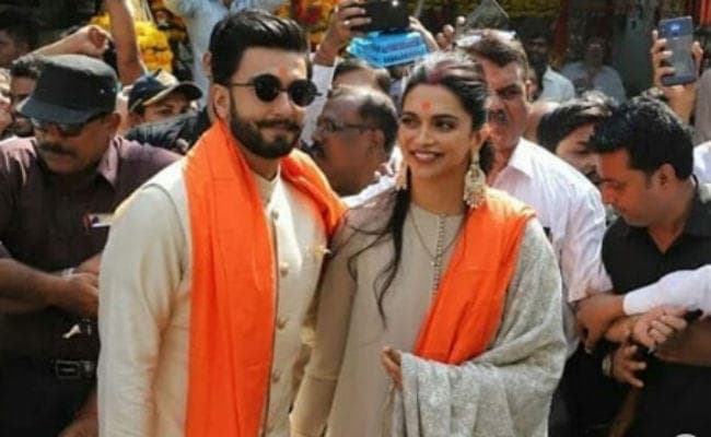 शादी के बाद बप्पा का आशीर्वाद लेने सिद्धिविनायक मंदिर पहुंचे दीपिका-रणवीर, देखें तसवीरें
